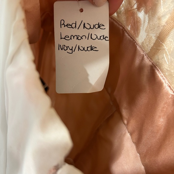 Elegant Pink and White Lace Gown - Picture 10 of 11